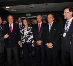 Sus Majestades los Reyes a su llegada al Estádio do Sport Lisboa e Benfica, con el presidente de la República Portuguesa, el presidente del Gobierno, 